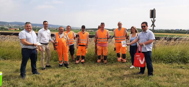 Raaberbahn Betriebsratsvorsitzender Johann Schaffer, vida-Landesgeschäftsführer Oliver Krumpeck, Johann Pavitschitz, Patrick Warscha, Erich Bierbaum, Hannes Lehner, Nikola Nikolic, vida-FachbereichssekretärInnen Cicek Özlem und Thomas Pröglhöf | Foto: ÖGB Burgenland