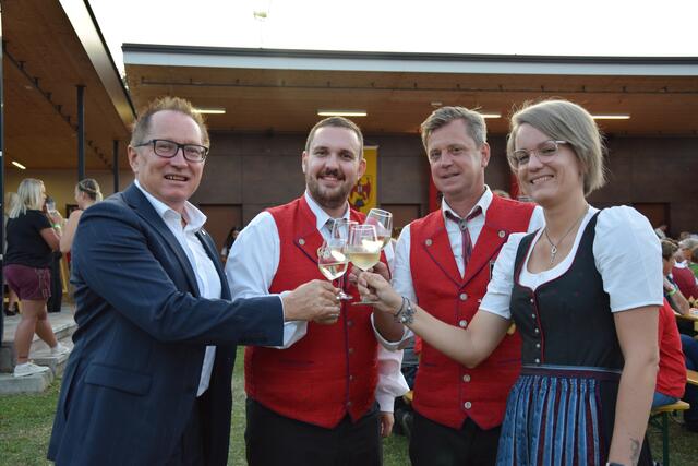 Obmann Blasmusik-Burgenland DI Peter Reichstädter, Kapellmeister des Musikvereins St. Martin an der Raab Christopher Fartek, Obmann des Musikvereins St. Martin an der Raab Hannes Petanovits und Obfrau des Bezirksverbandes Jennersdorf Stephanie Klein genossen gemeinsam ein Achtel Wein.