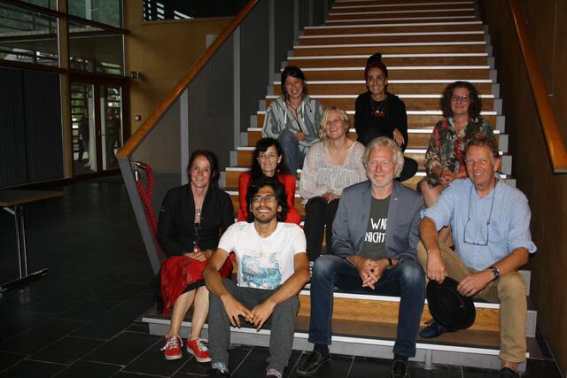 Die Teilnehmer des internationalen Künstlersymposiums mit Tanja Senn (Kulturreferentin Gemeinde St. Anton am Arlberg, links außen), untere Reihe: Sebastián Toledo Salinas (Yako) , AKT-Präsident Peppi Spiss, Ype Limburg, mittlere Reihe: Minu Ghedina und Jessie Pitt, ganz hinten: Ina Hsu, Sheida Samyi und Lisa Krabichler.  | Foto: Elisabeth Zangerl 