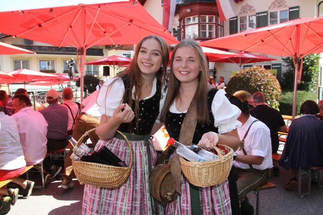 Musik-Marketenderinnen: Marlene Lesiak und Elisabeth Eisl.