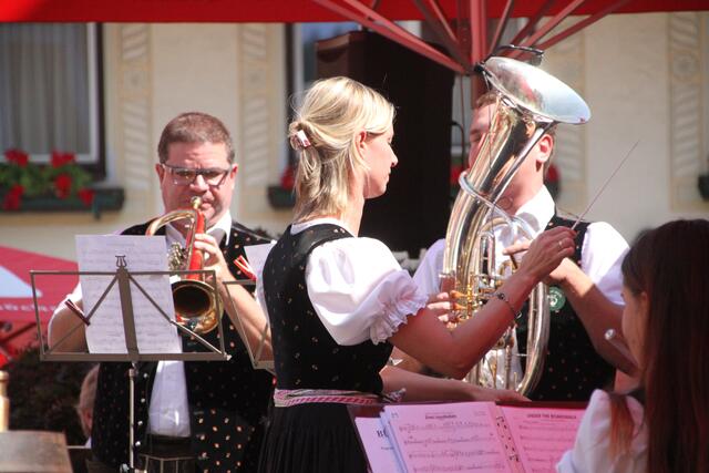 Burgi Laimer spielte mit der Bürgermusik am Mozartplatz auf.