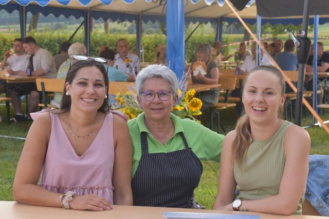 Gut gelaunt: Stefanie Schrammel, Obfrau Anita Kopfensteiner und Niki Schicht | Foto: Michael Strini