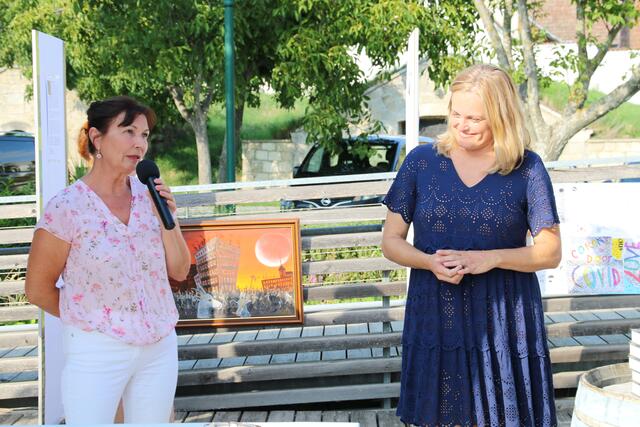 Künstlerin Edith Sandhofer mit Petra Werkovits