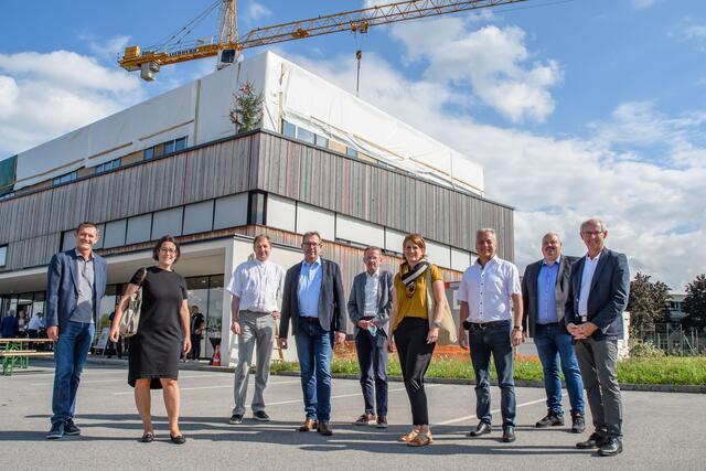 v.l.n.r: Hubert Leutgöb, Katharina Winkler, Wolfgang Hockl, VBGM Christian Deleja-Hotko, Stadtamtsdirektor Gerhard Gstöttenbauer, Silke Eichner, BGM Stefan Karlinger, Architekt Christoph Haas, VBGM Rudolf Höfler | Foto: BRS/Wolfgang Simlinger
