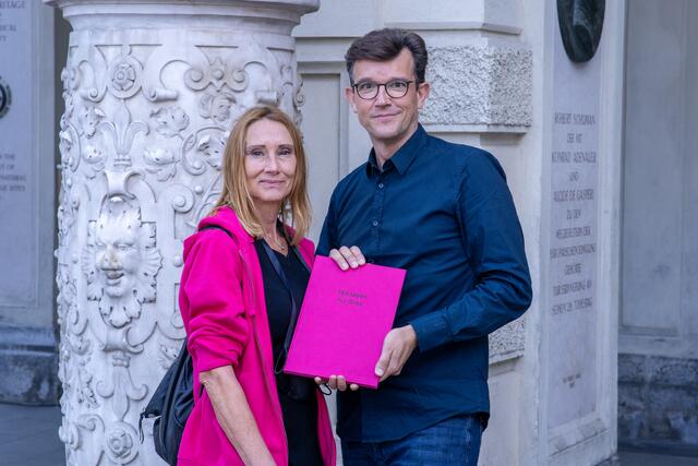 Übergeben das Ideen-Buch an Bürgermeister Siegfried Nagl: Philipp Pointner und Sabine Reininghaus