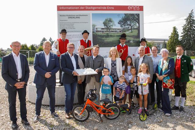 Mit Euphorie wurde das neue Bauprojekt „Neues Kinderhaus und Musikheim Dreiklang" angekündigt.  | Foto: Land OÖ/Wakolbinger