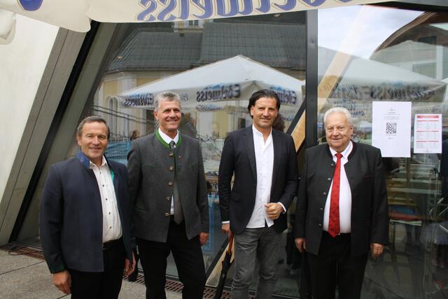 Mischten sich unter die Besucher, von links: Hermann Huber (Bgm. Galtür), Helmut Ladner (Bgm. Kappl), Arnold Tschiderer (TVB-Obmann-Stellvertreter) und Anton Mallaun (Bgm. See). | Foto: Elisabeth Zangerl