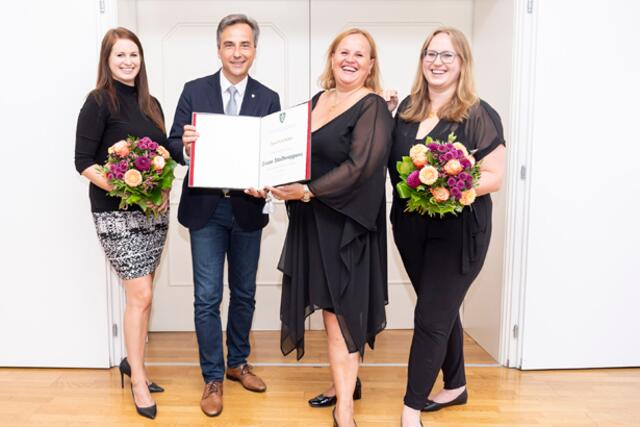 Glücklich: Claudia Eichler (2.v.r.) mit ihren Töchtern Lisa (l.) und Katharina (r.) sowie Bürgermeister Siegfried Nagl | Foto: Stadt Graz/Fischer