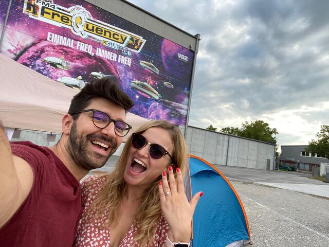 Sie hat "Ja" gesagt - große Freude bei Thomas und Sarah. | Foto: zVg.