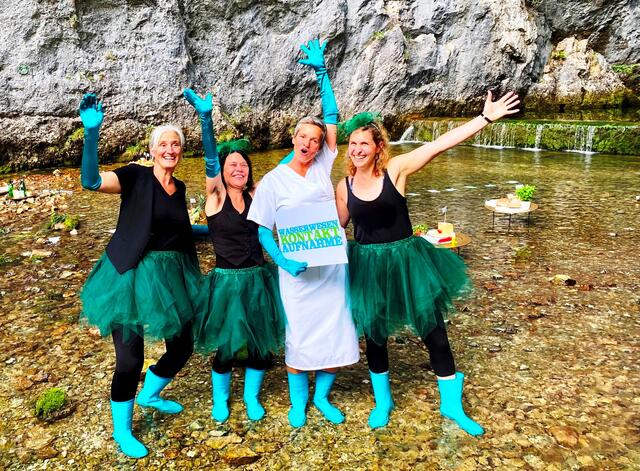 Helga Chibidziura, Claudia Czimek, Birgit Schwammberger und Eva-Maria Vorwagner (v.l.) vom "Institut für erweiterbare Kommunikation" wagten eine erneute Kontaktaufnahme mit dem Wassermann.  | Foto: Verein Steirische Eisenstraße