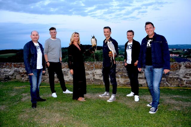 "Vogelfrei": Die Band Skylight bei der Präsentation ihrer neuen Single gemeinsam mit den beiden Video-Hauptdarstellern, den Wanderfalken Sven und Romeo.