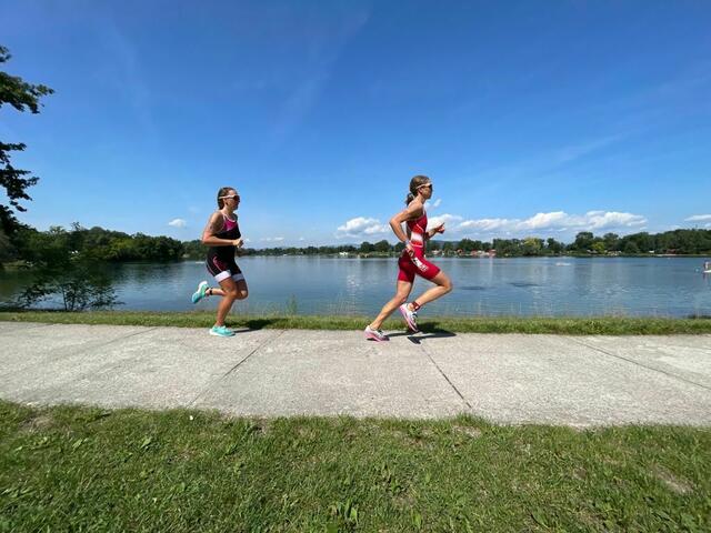 Theresa Moser (re). sicherte sich den Vizestaatsmeistertitel im Aquathlon. | Foto: privat