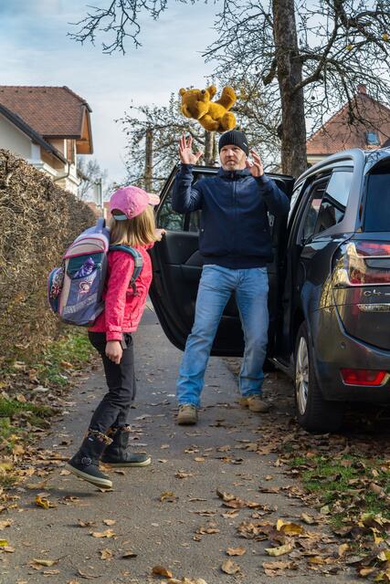 Markus Schimpl trainiert im und ums Deutschlandsberger Hietlbad praktische Übungen am Schulweg. | Foto: Swen Gruber