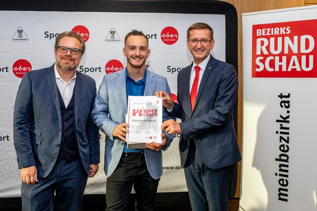 Den dritten Platz machte Alexander Weinberger, der in Ried junge Judoka ausbildet. Hier mit BRS-Geschäftsführer Thomas Reiter (li.) und Landesrat Markus Achleitner. | Foto: Erwin Pils