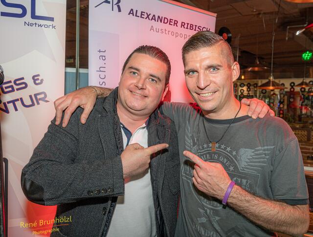 Alexander Ribisch (rechts) mit Sponsor Romeo Liebhaber von RSL Business Network bei einer gemeinsamen Veranstaltung.  | Foto: Foto: Rene Brunhölzl und Jiri Blazek