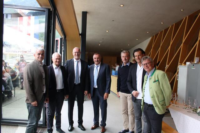 Jürgen Kurz (AR-Vorsitzender SSAG), Hannes Parth (langjähriger Vorstand der SSAG), Bgm. Werner Kurz, Vizebürgermeister Emil Zangerl, Alexander von der Thannen (TVB-Obmann), Arnold Tschiderer (TVB-Obmann-Stv.) und Alfons Parth (ehemaliger TVB-Obmann und Obmann des Vereins der Ischgler Tourismusunternehmen).  | Foto: Elisabeth Zangerl