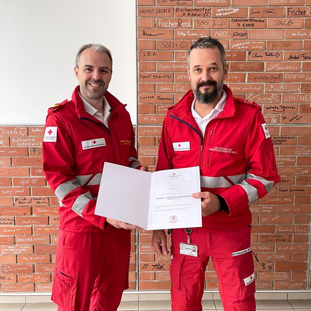 Offizielle Übergabe. Am Bild von links nach rechts: Peter Raderer (Bezirksstellenleiter) und Leo Schaffler (Bezirksstellenkommandant)
 | Foto: Rotes Kreuz Tulln