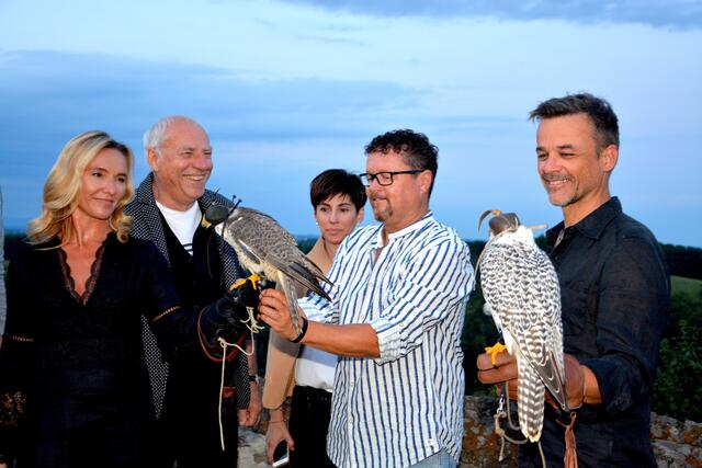 Sängerin Gabi Jahn und Jürgen Damhösl mit den beiden Wanderfalken.