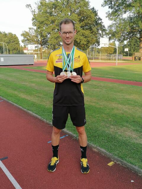 Christian Bruggraber  mit seinem Medaillensatz. | Foto: KSV-LA