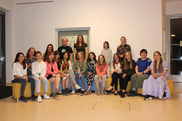 Die jungen Talente der Schreibzeit Leoben mit Martin Ohrt, Autor und Gründer der Jugend-Literatur-Werkstatt Graz sowie Etumu Mavie Schoster (2. Reihe, 3. v. r.) und Lydia Gebker-Erning (2. Reihe r.).  | Foto: Konrad
