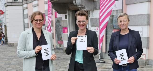 V.l.: Sigrid Nagele (DORFTV), Stadträtin Eva Schobesberger und Gabriele Kepplinger (DORFTV). | Foto: Stadt Linz