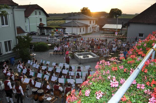 Bei sommerlichem Abendwetter sorgte der MV Pötting für einen gelungenen Konzertabend. | Foto: MV Pötting