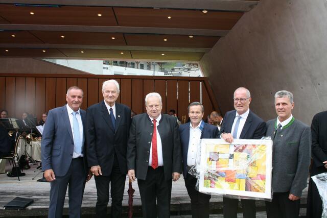 Die Bürgermeister-Kollegen aus dem Tal überreichten ein Bild als Geschenk, von links: Emil Zangerl (Vizebürgermeister Ischgl), Rupert Amann (Ehrenringträger Gemeinde Ischgl), Anton Mallaun (Bgm. See), Hermann Huber (Bgm. Galtür), Jubilar Werner Kurz (Bgm. Ischgl) und Helmut Ladner (Bgm. Kappl). | Foto: Elisabeth Zangerl