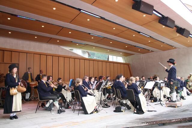 Die Musikkapelle Ischgl hielt zu Ehren des Bürgermeisters ein Konzert. | Foto: Elisabeth Zangerl