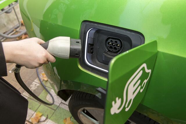 Was macht das Laden von E-Autos mit dem Klima und der Wirtschaft? Das wird aktuell in einem Projekt an der Uni Graz erforscht.