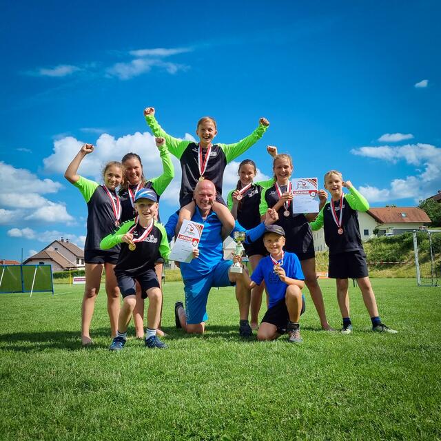 Walter Pohn freut sich mit dem Nachwuchs über den Sieg beim "Supercoach" | Foto: Ramsebner