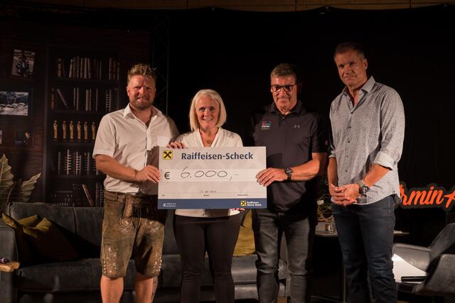 Gerald Bischof (l.), Moritz Murauer und Amrin Assinger (r.) übergebn den Scheck an Frau Krautgartner. | Foto: Bischof
