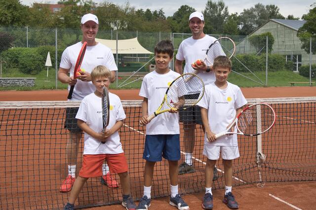 Linzer Supercoach Armin Poehlmann (l.) gemeinsam mit Fabian Gunnesch (r.) und ihren Schützlingen am ÖTB Urfahr-Court. | Foto: Baumgartner/BRS