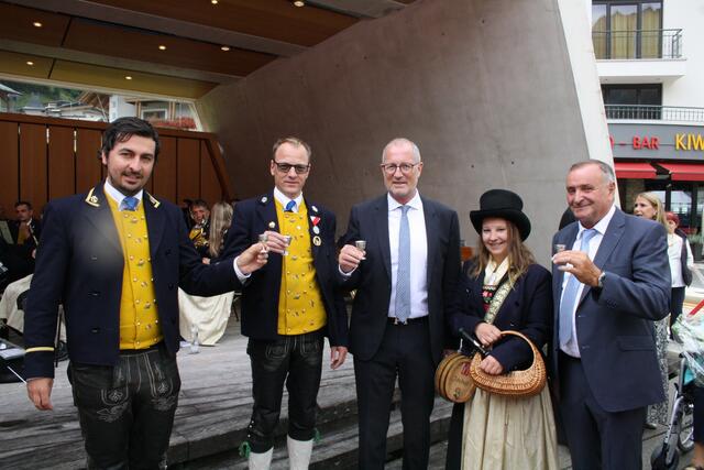 Ein „Schnäpschen“ auf den Jubilaren, von links: Thomas Jehle (Kapellmeister MK Ischgl), Dietmar Walser (Obmann MK Ischgl), Bgm. Werner Kurz, Marketenderin Lena Canal und Vizebürgermeister Emil Zangerl. | Foto: Elisabeth Zangerl