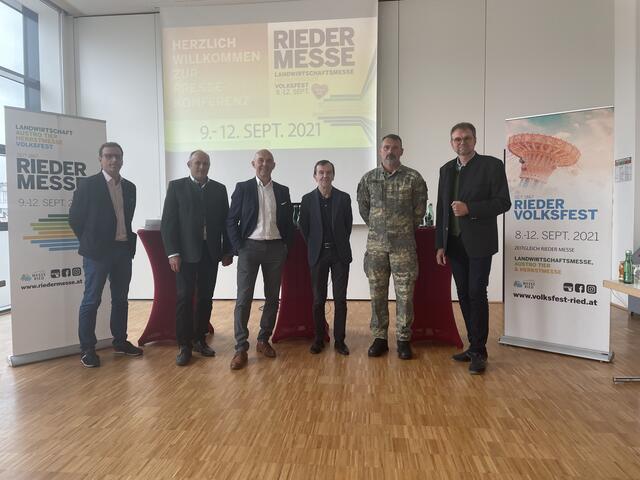 Freuen sich auf eine erfolgreiche Messe, vl: Gerald Grausgruber (Agromarketing), Johann Hosner (FIH), Helmut Slezak, Alfred Frauscher, Alfred Steingreß (Kaserne) und Anton Hofer (Hargassner).