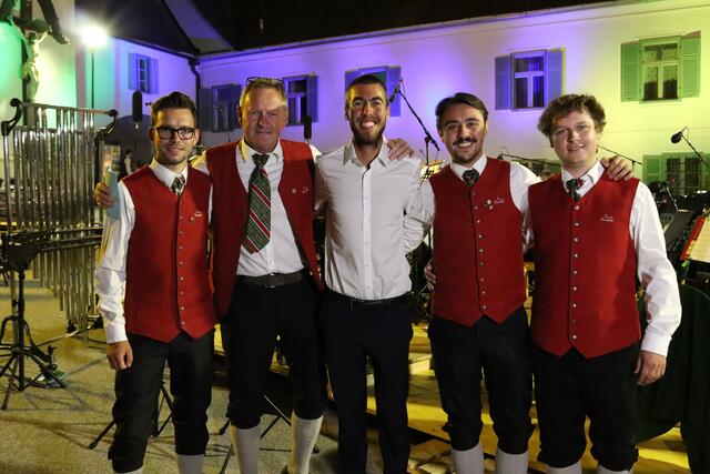 Die Verantwortlichen für das fulminante Sommernachtskonzert: Christoph Kohlroser, Obmann Klaus Zidek, Moderator Niklas Sieger, Kapellmeister-Stv. Michael Fröhlich, Kapellmeister Peter Lenz (v.l.). | Foto: WOCHE