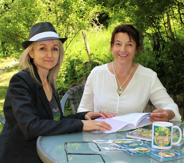 Roswitha Vötsch und Hermine Rainer gestalteten ein Kinderbuch mit Geistthaler Wurzeln. | Foto: Vötsch