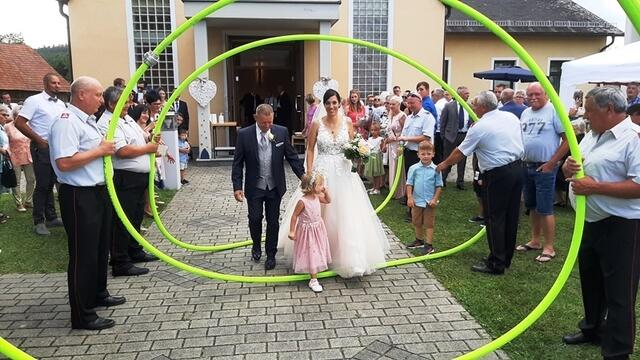 Carina Bruckner und Hans-Jürgen Nemeth sagten in Riedlingsdorf "Ja". | Foto: Feuerwehr Riedlingsdorf