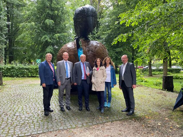 Hans Peter Holnsteiner, Bgm. Bernhard Ruf, Landtagspräsident Wolfgang Stanek, LAbg. Regina Aspalter, Vize-Bgm. Maria Riegl und NR-Abg. Johann Singer (v.li.). | Foto: Land OÖ