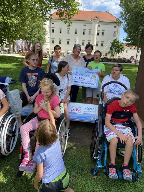 Anni Thurner, Christiane Forstner-Beck, Silvia Fister, Maria Wieser vom Agora Club Spittal mit Teilnehmern des Monel Sommercamp  | Foto: privat