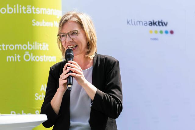 Klimaschutzministerin Leonore Gewessler zeichnete vorbildliche Unternehmen, Gemeinden und Organisationen aus.  | Foto: BMK/Stephan Rökl
