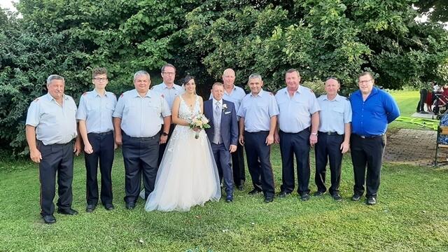 Die Feuerwehr Riedlingsdorf gratulierte zur Hochzeit. | Foto: Feuerwehr Riedlingsdorf