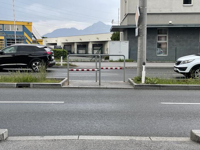 Die Straßenquerung an der Saalachstraße. Mit dem Rollstuhl würde man hier, laut Schmerold, Schwierigkeiten bekommen, da der Bordstein zu wenig abgesenkt sei.
