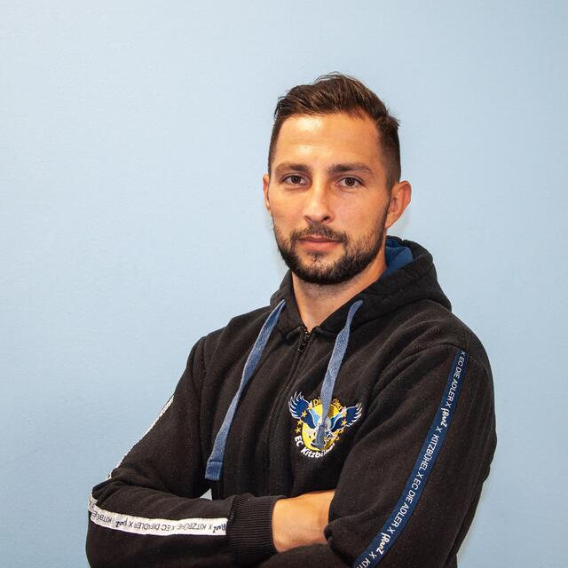 Henrich Jabornik verstärkt die Adler-Defensive. | Foto: alpinguin