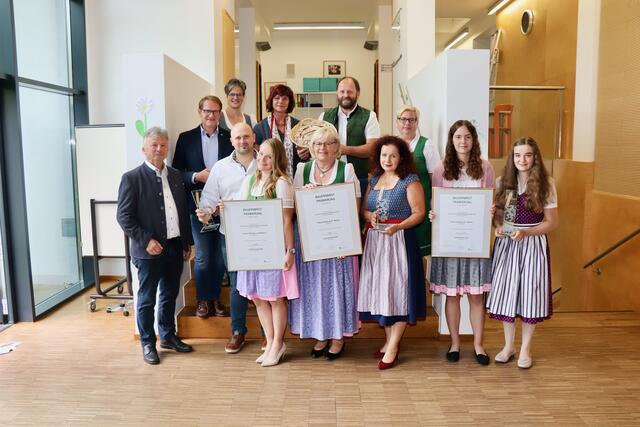 Die beiden Landessieger aus dem Bezirk mit den Gratulanten, an der Spitze LAbg. Hubert Lang und Landesbäuerin Viktoria Brandner. | Foto: Alfred Mayer