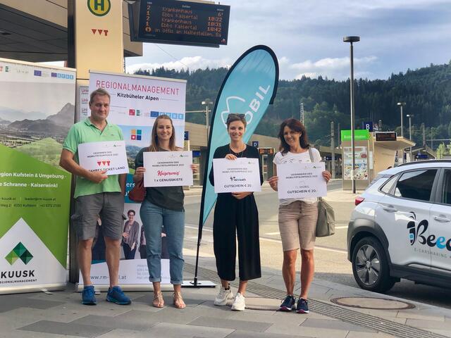 Gewinner der Mobilitätsbefragung 2021 freuen sich über zwei VVT- Jahres-Tickets Land, eine Kaiserweis‘ Genusskiste und jeweils 20 mal 20 Euro Beecar bzw. floMOBIL E-Carsharing Gutscheine.  | Foto: Regionalmanagement KUUSK