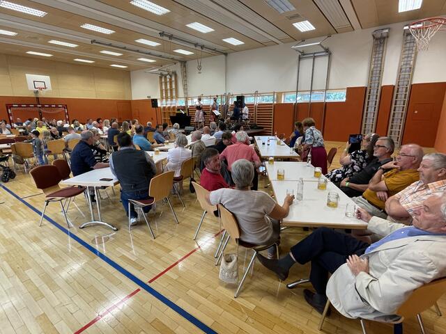 In der Mehrzweckhalle Oftering gab es Swnig-und Jazzklänge für die Besucher. | Foto: Gemeinde Oftering