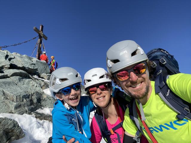 Christian, Melanie und Florian Zach feierten mit der gemeinsamen Besteigung des Glockners ein Bergerlebnis. | Foto: privat