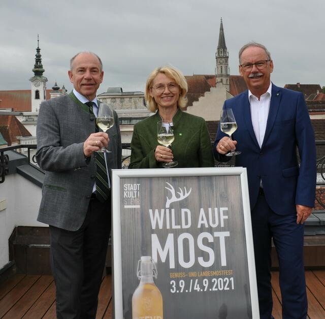 Agrar-Landesrat Max Hiegelsberger, Edeltraud Huemer (Obfrau der Bezirksbauernkammer Kirchdorf Steyr) und Bürgermeister Gerald Hackl bei der Präsentation des Genussfestes (v. li.). | Foto: kai