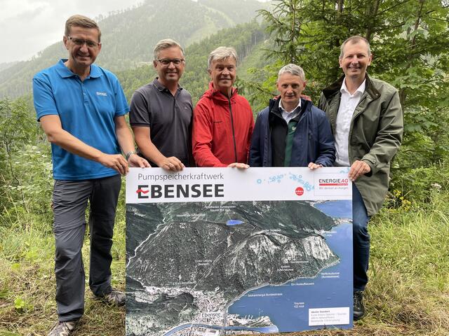 Beim Lokalaugenschein stellten Wirtschafts-Landesrat Markus Achleitner, Staatssekretär Magnus Brunner, Energie AG-Generaldirektor Werner Steinecker, Georg Schhöppl (Bundesforste) und Energie AG-Technickvorstand Stefan Stallinger (v.l.n.r.) das Projekt vor.