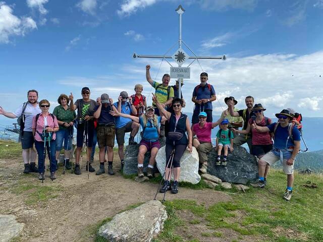 Die Wanderer waren gemeinsam am Klippitztörl unterwegs und erklommen dabei das Gipfelkreuz am Hohenwart.  | Foto: Privat